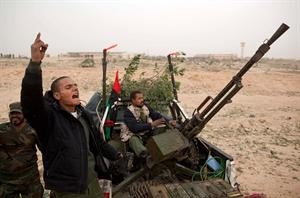 ثوار ليبيون يهتفون بعد سماعهم هدير طائرات القذافي في سماء راس لانوف اول من امسافپاپ