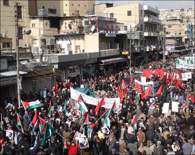 المحتجون الأردنيون يطلبون طرد السفير الإسرائيلي.. والشباب ينتقدون الأوضاع بالأغاني الساخرة