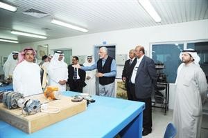 وفد الشركة خلال زيارة كلية الدراسات التكنولوجية﻿