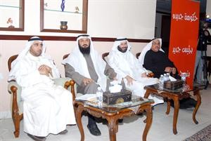 احمد الديين ود فيصل المسلم ود فهد الخنة ومحمد الدلال خلال الندوة مساء اول امس