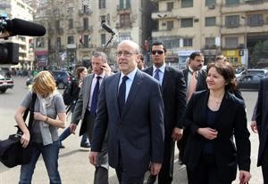 وزير الخارجية الفرنسي الان جوبيه خلال زيارته لميدان التحرير امس	اپ﻿