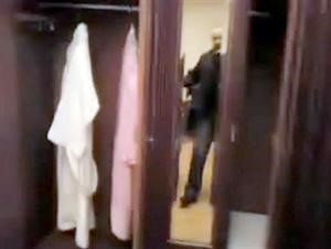 صورة ماخوذة عن فيديو يظهر مكتب وزير الداخلية السابق وفيه ملابس نسائية للفرفشة