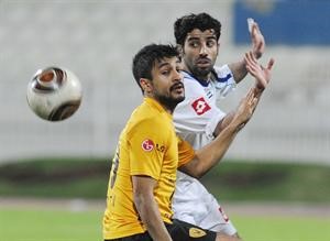 عبدالعزيز المشعان يحاول الوصول الى الكرة تحت انظار لاعب الجهراء﻿﻿هاني الشمري﻿