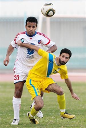 احمد الصبيح يبعد الكرة براسه من فوق لاعب الساحل	 الازرقكوم﻿