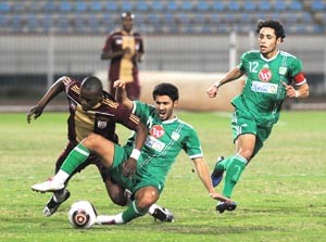 صراع على الكرة بين لاعب العربي فهد باشا ومحترف النصر البرازيلي الياس﻿﻿هاني الشمري﻿