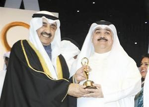 الرئيس الفخري لفرقة تياترو خالد النصار يتسلم جائزة افضل عرض متكامل﻿