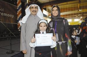 المتفوقة لولوة محمد الرومي مع والديها
﻿