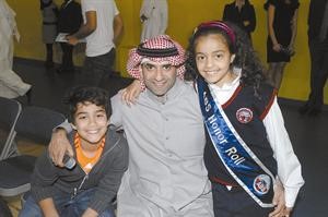 الطالبة نورا نائل العوضي مع والدها وشقيقها
﻿