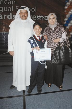 الطالب عمر وليد الصميعي مع والديه
﻿