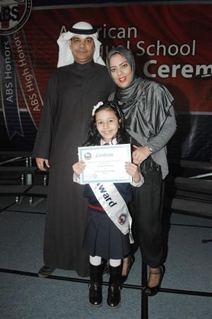 الطالبة ريان خالد الشويع مع والديها
﻿