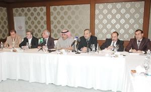 الزميل عدنان الراشد متوسطا وفد مجلس دعم العلاقات الكويتيةالعراقية خلال المؤتمر الصحافي في جمعية الصحافيين امس
كرم ذياب