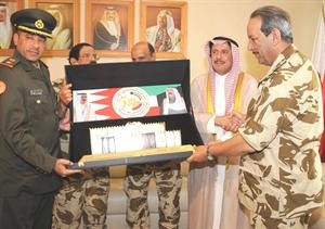 السفير الشيخ عزام الصباح يقدم درعا تذكارية الى المشير الركن الشيخ خليفة بن احمد ال خليفة
