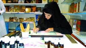 الرسامة الايرانية بالحجاب والعباءة في المعرض﻿