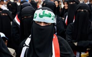 يمنية كتبت على راسها ارحل خلال مظاهرة نسائية للمطالبة برحيل الرئيس على عبدالله صالح	افپ﻿