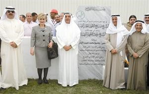 البدر مع عدد من الحضور امام لوحة المشروع
