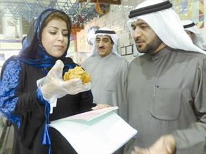 صالح الكندري ونوال الصراف يعاينان مادة غذائية فاسدة
