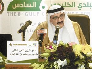 صاحب السمو الملكي الامير منصور بن متعب متحدثا خلال المؤتمر الصحافي
﻿