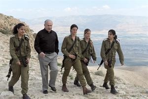 رئيس الوزراء الاسرائيلي بنيامين نتنياهو خلال جولة مع مجندات في غور الاردن امس 	اپ﻿
