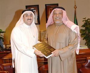 الشيخ علي الجراح يتسلم رسالة دكتوراه من دعيسى العميري

