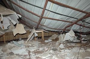 صالة المنزل كما بدت بعد انهيار سقفها الكيربي اثر سقوط الجيري﻿﻿سعود سالم
﻿