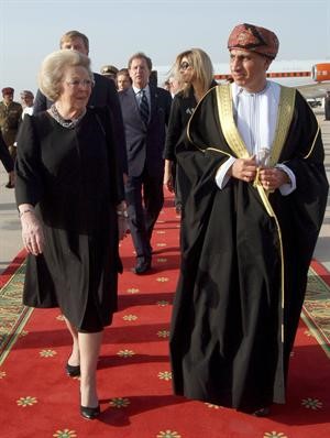نائب رئيس الوزراء العماني فهد بن محمود في استقبال ملكة هولندا بياتريسافپ﻿