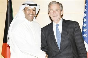  وفي صورة ارشيفية مع الرئيس الاميركي السابق جورج بوش الابن﻿