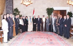 الرئيس اللبناني ميشال سليمان متوسطا وزراء الصحة العرب