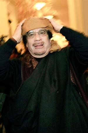 القذافي يعدل عمامته قبيل لقائه مع شباب من قبيلة الزنتان 	رويترز﻿