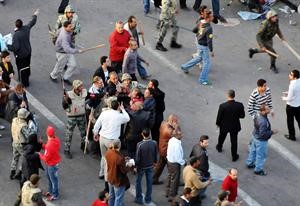 الجيش يخلي ميدان التحرير امس الاول	 رويترز
﻿