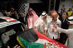 الشيخ احمد الفهد يحمل العلم معلنا انطلاق الرالي﻿
