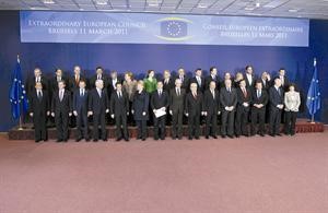 لقطة جماعية تضم زعماء قمة الاتحاد الاوروبي لدى اجتماعهم امس							رويترز﻿