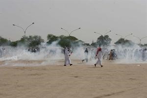 انسحاب المتظاهرين في تيماء بعد القاء القوات الخاصة للقنابل الدخانية	سعود سالم﻿