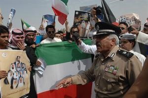 اللواء محمود الدوسري خلال مفاوضاته مع المتظاهرين في الصليبية﻿