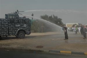 القوات الخاصة استخدمت المياه لتفريق تظاهرة الصليبية	محمد ماهر﻿