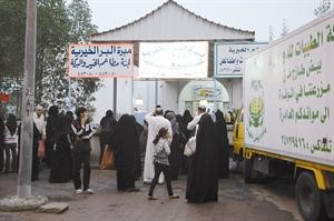 مبرة البر الخيرية استقبلت المحتاجين لتسليمهم الملابس﻿