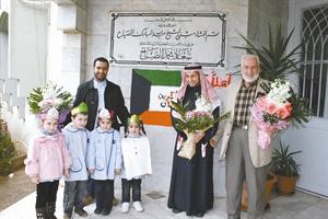 جانب من زيارة الوفد لمبنى الشيخ عبدالله المبارك﻿