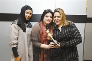 رهام العوضي ورنا محمد مع الفائزة بجائزة افضل ممثلة دور اول هبة مطيع ليالي﻿