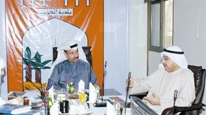 معمار المقطوف ومسمير العصفور خلال الاجتماع

