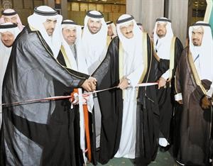 الامير دمنصور بن متعب يفتتح مؤتمر العمل البلدي الخليجي السادس ويبدو دفاضل صفر