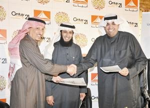 من اليمين نواف احمد المرزوق وعبدالمحسن بن عبداللطيف العيسى عقب توقيع العقود
