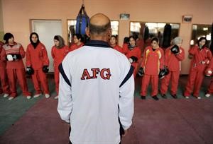 المدرب صابر شريفي يتحدث الى الملاكمات الافغانيات قبل التدريب 	افپ
﻿
