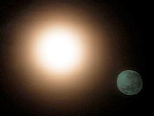 القمر والأرض على موعد السبت المقبل.. والفلكيون متشائمون