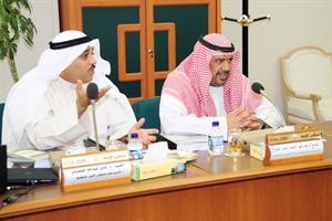 الشيخ احمد الفهد ود عادل الوقيان خلال اجتماع اللجنة امس﻿