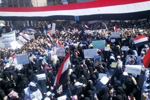 اليمن: عشرات الجرحى في تجدد اشتباكات ساحة التغيير وصنعاء تنفي مشاركة الجيش في مواجهة المحتجين
