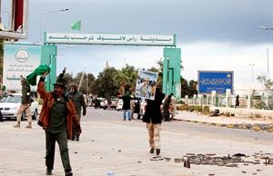 القوات الموالية للقذافي تحتفل بسيطرتها على راس لانوف﻿﻿افپ﻿