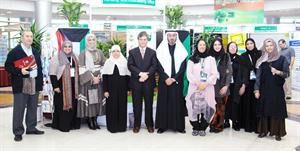 دنادية شعيب مع عدد من المشاركين في اليوم المفتوح
