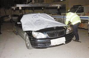 رجل شرطة يعاين سيارة النجم التركي في احد اقسام الشرطة بحثا عن ادلة