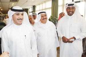 دجاسم اشكناني يستمع لمطالب الموظفين والى جانبه مدير مكتب الوزير حمود الحمود
