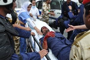  واحد رجال الامن البحرينيين يتلقى العلاج بعد اصابته في مواجهات مع المحتجين 	بنا﻿