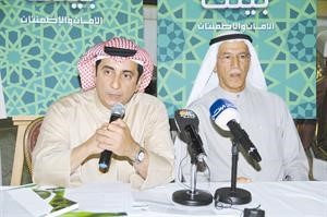 بدر المخيزيم ومحمد العمر خلال المؤتمر الصحافي
﻿